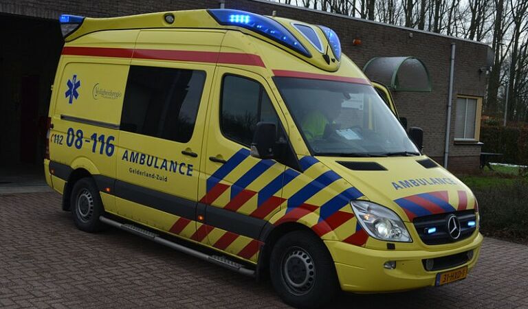 Ambulancepersoneel krijgt kogel- en steekwerende vesten en helmen
