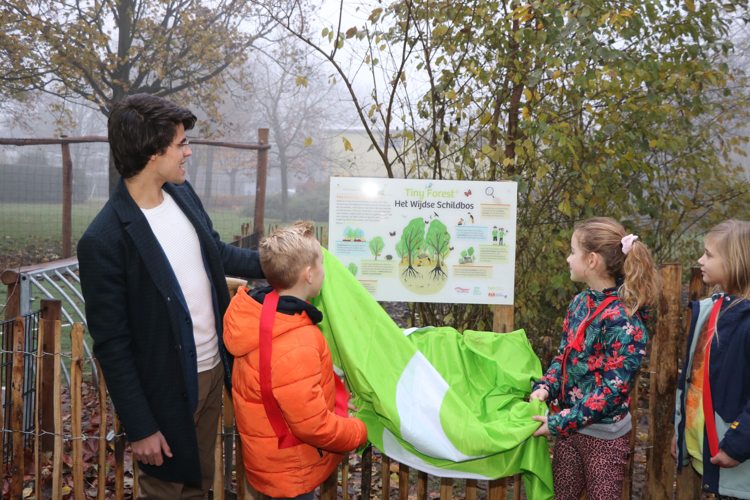 Leerlingen Jenaplanschool planten tweede Tiny Forest in Gorinchem