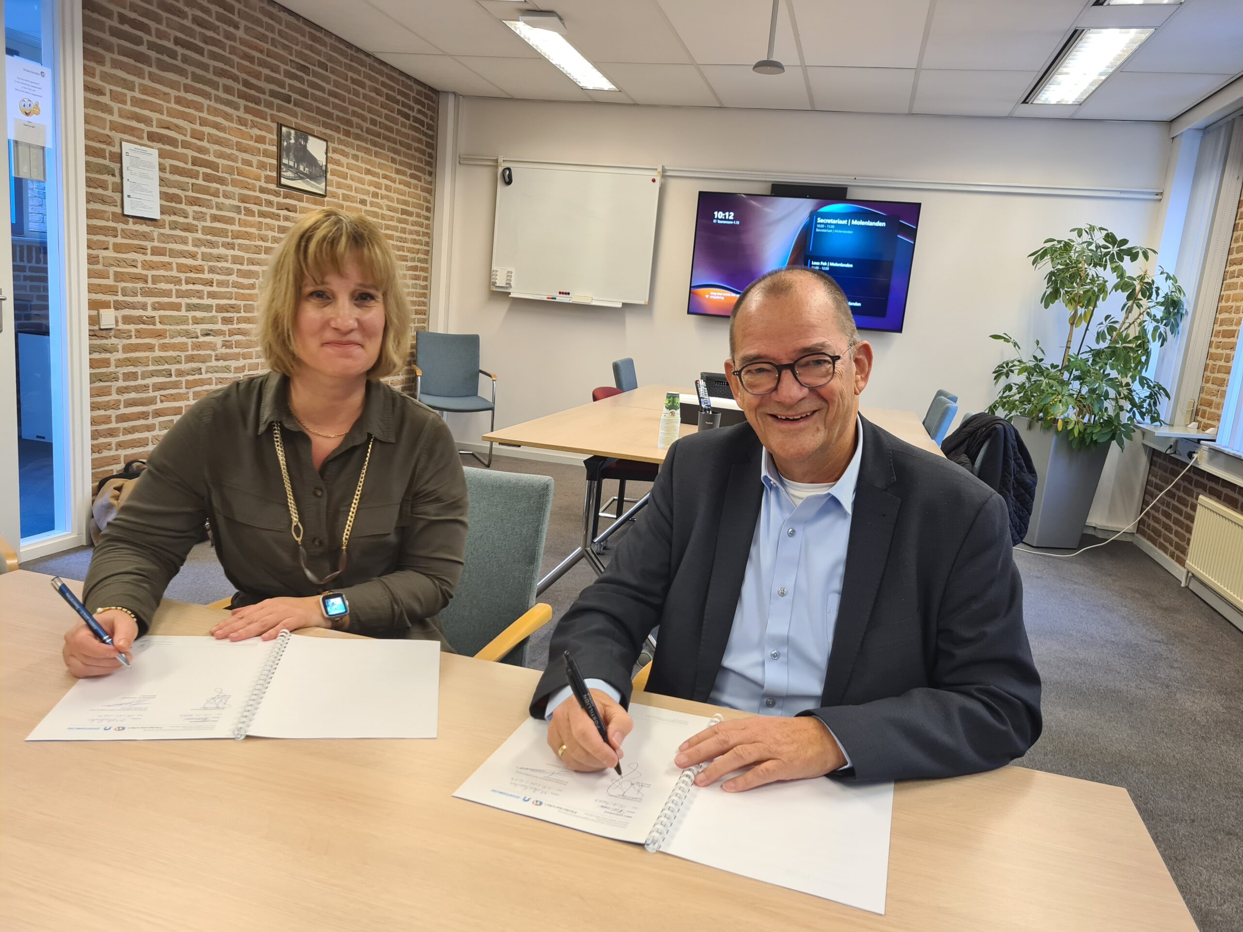 Gemeente Molenlanden en stichting Jeugdteams ZHZ ondertekenen contract voor jeugdhulpdienstverlening in de gemeente